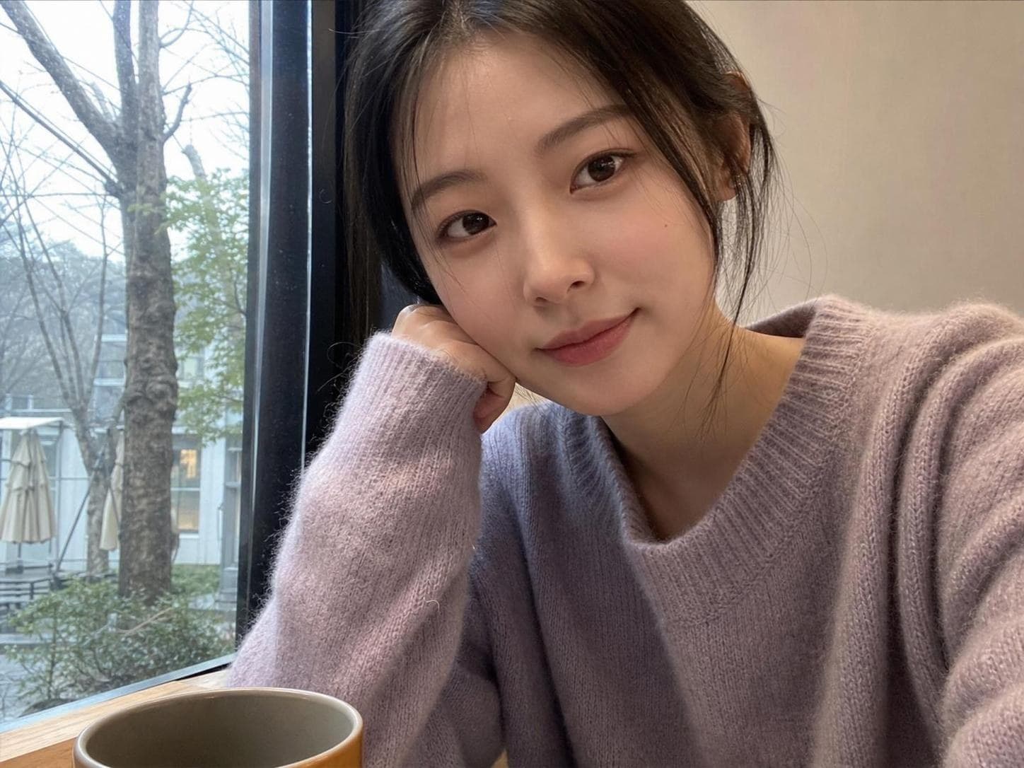 林晚发来的窗边自拍